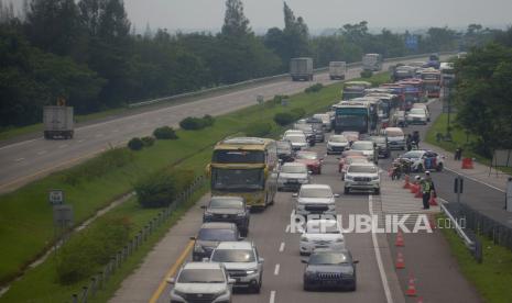 Pemudik memperlambat laju kendaraanya di KM 166 Ruas tol Cipali, Jawa Barat. ilustrasi