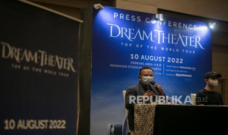 Founder Rajawali Indonesia Anas Syahrul Alimi (kiri) dan Wali Kota Solo Gibran Rakabuming Raka (kanan) menjawab pertanyaan wartawan pada acara Jumpa Pers Konser Dream Theater di Solo, Jawa Tengah, Rabu (29/6/2022). Setelah sempat tertunda dua tahun, grup musik rock asal Amerika Serikat Dream Theater akan menggelar konser bertajuk 