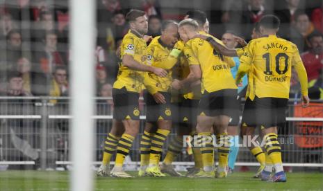 Pemain Borussia Dortmund melakukan selebrasi seusai Donyell Malen mencetak gol ke gawang PSV Eindhoven pada pertandingan leg pertama 16 besar Liga Champions di Stadion Philips, Eindhoven, Belanda Rabu (21/2/2024) WIB. Pada pertandingan itu kedua kesebelasan bermain imbang 1-1. Dortmund unggul lebih dahulu lewat Donyell Malen di menit ke-24. Di menit ke-56 pemain PSV Luuk de Jong berhasil mencetak gol untuk menyamakan kedudukan. Skor imbang bertahan hingga akhir pertandingan.