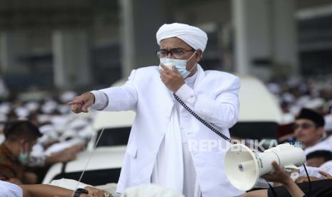 Ulama Indonesia dan Pemimpin Front Pembela Islam Habib Rizieq Shihab (tengah), berbicara kepada pengikutnya setibanya dari Arab Saudi di Bandara Internasional Soekarno-Hatta di Tangerang, Selasa (10/11/2020). 