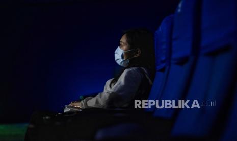 Pengunjung bioskop mengenakan masker dan menjaga jarak saat menonton film di sebuah bioskop di Shanghai, Cina, 20 Juli 2020. Bioskop-bioskop di Shanghai dibuka kembali di bawah langkah-langkah desinfeksi yang ketat, pemeriksaan suhu, dan jarak sosial antara penonton yang harus memakai masker wajah di bioskop. Karena nol infeksi coronavirus lokal Covid-19 telah dilaporkan selama sepuluh hari berturut-turut, bioskop di area 