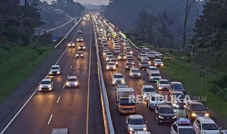 Rekayasa lalu lintas satu arah lokal, terpantau di KM 428 ruas tol Semarang- Solo di wilayah Kelurahan Susukan, Kecamatan Ungaran Timur, Kabupaten Semarang, Jawa Tengah, rabu (19/4) petang. (Ilustrasi