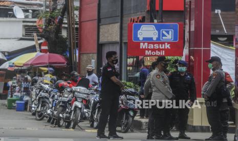 Sejumlah anggota Polisi saat berjaga di RS Polri Kramat Jati, Jakarta, Selasa (8/12). Enam jenazah laskar FPI yang tertembak di Tol Jakarta-Cikampek itu kini masih berada di ruang forensik RS Polri Kramat Jati dan direncanakan akan diserahkan kepada pihak keluarga pada hari ini. Republika/Putra M. Akbar