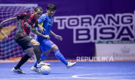 Atlet futsal Papua  Piter Masriat (kiri) berebut bola dengan atlet futsal Jawa Barat Bagas Tegus (kanan) saat bertanding pada final Futsal PON Papua di Gor SP 2 Kabupaten Mimika, Papua, Ahad (3/10/2021). Tim futsal Papua berhasil meraih medali emas setelah mengalahkan tim futsal Jawa Barat dengan skor akhir 4-2. 