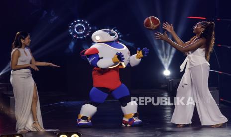  Maskot resmi Jip (Tengah) bermain dengan bola basket bersama tuan rumah Gretchen Ho (Kiri) dan Ari Chambers (Kanan) saat pengundian FIBA Basketball World Cup 2023.