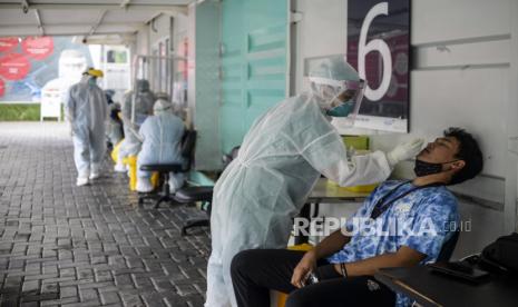 Tenaga kesehatan melakukan tes Covid-19 kepada warga di Genomik Solidaritas Indonesia Laboratorium, Jakarta, Jumat (29/10). Pemerintah menetapkan tarif tertinggi harga pemeriksaan PCR untuk mendeteksi Covid-19 menjadi Rp 275.000 di Jawa-Bali dan Rp 300.000 untuk luar Jawa-Bali yang berlaku selama 3x24 jam. Republika/Putra M. Akbar