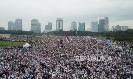 Ribuan massa mengikuti Aksi Damai Aliansi Rakyat Indonesia Bela Palestina di Kawasan Monas, Jakarta, Ahad (5/11/2023). Dalam aksi tersebut mereka mengecam Serangan Israel ke Palestina yang telah menewaskan ribuan warga Palestina. 