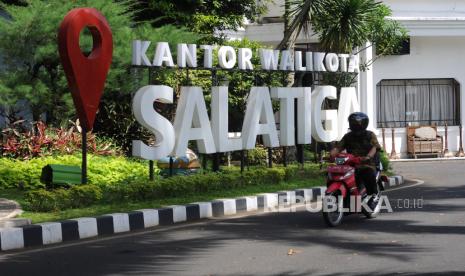 Seorang Aparatur Sipil Negara (ASN) pulang kerja di Kantor Pemerintah Kota Salatiga, Jawa Tengah, Jumat (15/5/2020). Wali Kota Salatiga Yuliyanto menegaskan akan memberikan sanksi kepada ASN yang terbukti melanggar protokol kesehatan pandemi COVID-19, pasca adanya seorang ASN di lingkungan Pemkot Salatiga yang dinyatakan positif COVID-19