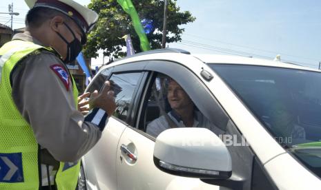 Petugas memberi imbauan kepada warga yang tidak mengenakan masker saat memasuki wilayah Kota Denpasar, di Pos Pengamanan dan Penyekatan Uma Anyar, Denpasar, Bali. Gugus Tugas Percepatan Penanganan COVID-19 Provinsi Bali mencatat pada Selasa ada tambahan 10 pasien positif COVID-19 di provinsi setempat yang dinyatakan sembuh.