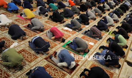 Umat muslim melaksanakan salat tarawih di Masjid Istiqlal, Sarajevo, Bosnia Herzegovina, Rabu (13/5). Masjid-masjid dibuka kembali setelah wabah virus corona mereda dan pembatasan sosial dilonggarkan