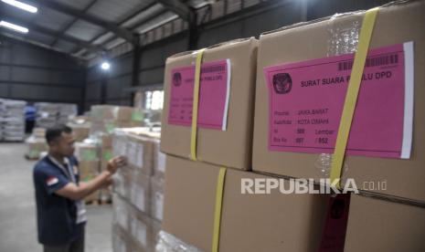 Pekerja menata dus yang berisi surat suara Pemilu 2024 di Gudang Penyimpanan Logistik Pemilu 2024 di Kota Cimahi, Jawa Barat, Kamis (14/12/2023). (Ilustrasi)