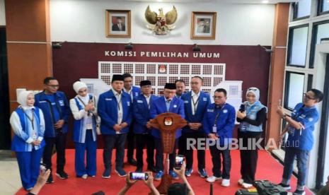 Ketua Umum PAN, Zulkifli Hasan (Zulhas) menyampaikan keterangan pers usai menyerahkan daftar bakal caleg partainya di Kantor KPU RI, Jakarta, Jumat (12/5/2023). 