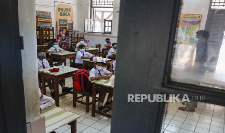  Siswa sekolah dasar menghadiri kelas selama hari pertama pembukaan kembali sekolah ketika pemerintah melonggarkan pembatasan darurat COVID-19, di Jakarta,  Senin (30/8).