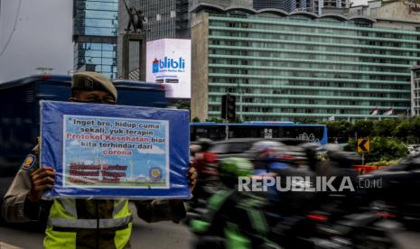 Petugas Satpol PP melakukan sosialisasi 3M di kawasan Bundaran HI, Jakarta, Senin (30/11). Sosialisasi tersebut mengajak masyarakat agar tetap menjaga protokol kesehatan dengan menerapkan gerakan 3M pada masa pandemi Covid-19 untuk mengurangi penyebaran virus Corona. Republika/Putra M. Akbar