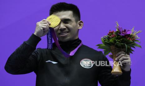 Pewushu Indonesia Harris Horatius menunjukan medali emas usai final nomor nangun putra Asian Games 2022 di Xiaoshan Guali Sports Centre, Hangzhou, China, Selasa (26/9/2023). Harris Horatius berhasil meraih emas usai meraih total poin 19,506 (nanquan 9,756 poin dan nangun 9,750 poin). 