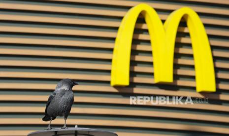 Seekor burung duduk di sebelah restoran McDonald. Pada 18 Juli 1984, seorang pria bernama James Oliver Huberty melepaskan tembakan di keramaian restoran McDonald's San Ysidro, California. 