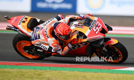 Pembalap Repsol Honda Team Marc Marquez memacu sepeda motornya saat sesi latihan bebas 3 MotoGP Seri Pertamina Grand Prix of Indonesia 2022 di Pertamina Mandalika International Street Circuit, Lombok Tengah, NTB, Sabtu (18/3/2022). Ajang balapan MotoGP seri kedua 2022 tersebut berlangsung pada 18-20 Maret 2022. 