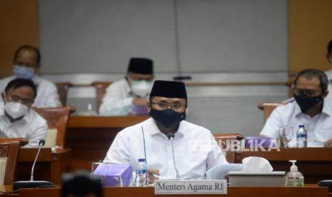 Menteri Agama Yaqut Cholil Qoumas mengikuti rapat kerja dengan Komisi VIII DPR di Kompleks Parlemen, Senayan, Jakarta, Senin (24/1/2022). Rapat tersebut membahas evaluasi pelaksanaan APBN Tahun Anggaran 2021, pelaksanaan APBN Tahun Anggaran 2022 dan Isu-isu Aktual.Prayogi/Republika.