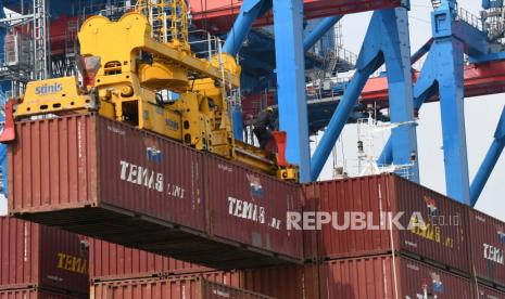 Suasana aktivitas bongkar muat peti kemas di Jakarta International Container Terminal (JICT), Tanjung Priok, Jakarta, Rabu (24/6/2020). Neraca perdagangan Indonesia Juni 2020 kembali mencatat surplus 1,27 miliar dolar AS.