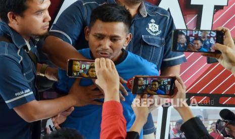 Sosok Pegi Setiawan dihadirkan saat konferesi pers di Mapolda Jabar, Ahad (26/5/2024). Usai rilis, kepada wartawan Pegi membantah telah melakukan pembunuhan terhadap dua sejoli tersebut.