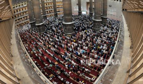 Umat muslim melaksanakan shalat tarawih di Masjid Istiqlal, Jakarta, Rabu (22/3/2023). Kementerian Agama memutuskan 1 Ramadhan 1444 Hijriah jatuh pada Kamis (23/3/2023) sehingga sejumlah umat muslim bisa melaksanakan shalat tarawih pertama pada malam ini. Sementara jamaah memenuhi area masjid hingga lantai ke tiga untuk melaksanakan shalat tarawih berjamaah di Masjid Istiqlal.