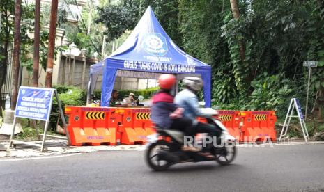 Petugas dari Gugus Tugas Covid-19 Kota Bandung, berjaga-jaga di Check Point Pembatasan Sosial Berskala Makro (PSBM) di Jalan masuk Cisatu dari arah Ciumbuleuit, Rabu (15/7). Dalam penerapan PSBM, Jalan Cisatu termasuk jalan yang ditutup karena mempunyai akses langsung ke Jalan Hegarmanah dan Secapa AD sebagi klaster baru Covid-19. PSBM rencananya berlaku selama 14 hari dari tanggal 14 kemarin.