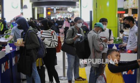 Pemudik menjalani pemeriksaan tiket sebelum menaiki kereta di Stasiun Gambir, Jumat (14/4/2023). KAI Daop 1 Jakarta mencatat per 14 April 2023 terdapat keberangkatan 12.700 pemudik dari Stasiun Gambir pada masa angkutan Lebaran 2023. Hari H Lebaran, KAI Berangkatkan 41 Ribu Penumpang dari Stasiun Senen dan Gambir