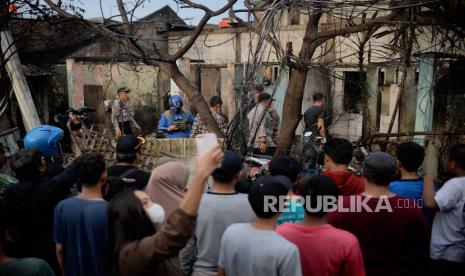 Warga menonton petugas melakukan proses evakuasi kebakaran depo Pertamina Plumpang di kawasan Rawa Badak, Jakarta, Sabtu (4/3/2023). Tingginya antusiasme warga untuk melihat lokasi terdampak kebakaran depo Pertamina membuat akses jalan tersebut dipenuhi warga sehingga menyulitkan proses evakuasi.