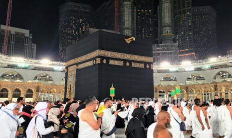 Ribuan Muslim melakukan tawaf mengelilingi Kabah. Arab Saudi meluncurkan platform elektronik (e-platform) untuk memfasilitasi kedatangan jamaah Muslim dari sekitar 58 negara untuk musim haji 2023. 