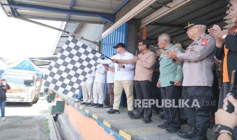 Wakil Bupati Garut Helmi Budiman melakukan pelepasan penyaluran cadangan beras pemerintah untuk bantuan pangan tahun 2023 di Gudang Bulog, Jalan Cimanuk, Kecamatan Tarogong Kidul, Kabupaten Garut, Selasa (19/9/2023). 