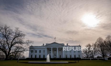  Gedung Putih terlihat dari halaman depan saat persiapan perdana berlangsung untuk pelantikan Presiden Joe Biden, di Washington, DC, AS, 16 Januari 2021. Keamanan bahkan lebih ketat mengingat kejadian baru-baru ini ketika massa pro-Trump MAGA menembus batas keamanan dan menembus US Capitol kembali pada 6 Januari.