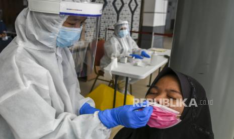 Petugas medis melakukan rapid tes antigen Covid-19 kepada calon penumpang Kereta Api (KA) di Stasiun Pasar Senen. (ilustrasi)