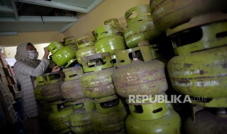 Pedagang menata tabung gas LPG 3 kg di agen LPG kawasan Kemang Timur, Jakarta Selatan, Rabu (24/2). Pemerintah berencana mengubah skema subsidi energi dari berbasis komoditas menjadi berbasis penerima. 