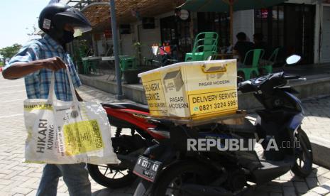 Seorang kurir bersiap mengantarkan barang yang dipesan konsumen di Pasar ModernJoyo Agung, Malang, Jawa Timur, Rabu (18/11/2020). Pemerintah berupaya mendorong pertumbuhan bisnis ritel dengan memberikan stimulus ekonomi, pembukaan aktivitas perdagangan dengan protokol kesehatan yang ketat serta dukungan terhadap transformasi digital guna mendongkrak pertumbuhan ekonomi nasional yang menurut catatan Kementerian Perdagangan sektor tersebut mempunyai kontribusi tinggi saat pandemi. 