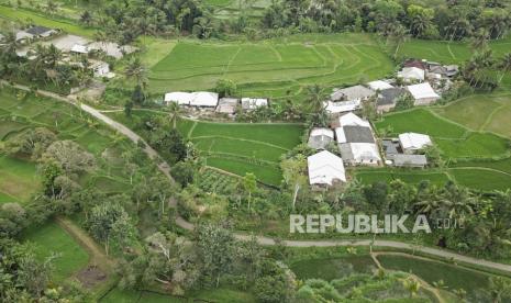 Foto udara suasana persawahan Desa Wisata Tetebatu di Kecamatan Sikur, Lombok Timur, NTB, Rabu (8/9/2021). Desa Tetebatu yang memiliki keunggulan wisata alam air terjun, bumi perkemahan, wisata ramah lingkungan, budaya dan rute lintasan sepeda gunung tersebut terpilih menjadi nominasi mewakili Indonesia dalam ajang lomba Desa Wisata Terbaik (Best Tourism Village) yang diselenggarakan Organisasi Pariwisata Dunia Perserikatan Bangsa-Bangsa (UNWTO).