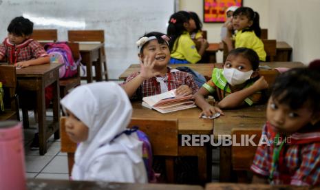 Pelajar mengkuti kegiatan masa pengenalan lingkungan sekolah (MPLS) di SDN 07-08 Kenari, Salemba Raya, Jakarta, Rabu (12/7/2023). Provinsi DKI Jakarta memberlakukan PJJ saat KTT ASEAN.