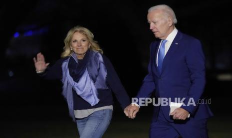 Ibu negara Jill Biden melambai saat dia dan Presiden Joe Biden berjalan melintasi Halaman Selatan Gedung Putih di Washington, Rabu, 11 Januari 2023, setelah kembali dari perjalanan ke Meksiko.