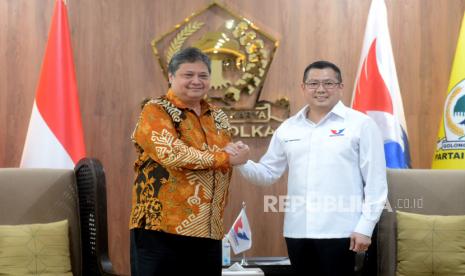 Ketua Umum Partai Golkar Airlangga Hartarto berjabat tangan dengan Ketua Umum Partai Perindo Hary Tanoesoedibjo saat melakukan pertemuan antara Partai Golkar dengan Partai Perindo di DPP Partai Golkar, Jakarta, Senin (10/4/2023). Pertemuan itu membahas peluang koalisi antara kedua partai menjelang pemilu dan pilpres 2024. 