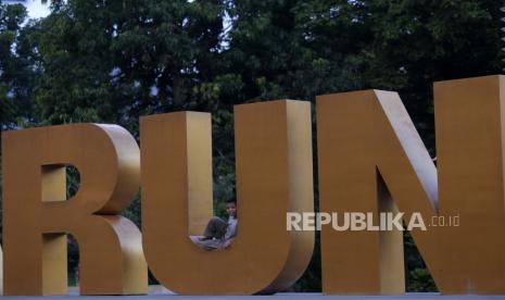 Seorang anak berada di kompleks lapangan Taruna Remaja, Kota Gorontalo, Gorontalo, Ahad (29/3/2020). Sejumlah masyarakat masih melakukan aktivitas di fasilitas umum meskipun pemerintah dan kepolisian setempat telah mengeluarkan edaran untuk tetap berada di rumah dan tidak berkumpul serta melakukan physical distancing untuk mencegah penyebaran virus corona baru atau COVID-19