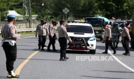 Tim Satgas penanganan COVID-19 Kabupaten Aceh Besar menjaring warga yang tidak memakai masker pada razia protokol kesehatan (prokes) di jalan nasional Banda Aceh - Meulaboh, Lhoknga, Aceh Besar, Aceh, Ahad (13/6/2021). Warga yang terjaring razia prokes dilakukan swab antigen dan diberi kesempatan untuk mendapat vaksin sinovac sebagai upaya pencegahan penularan COVID-19 dan percepatan penanganan pandemi yang kasusnya terus mengalami peningkatan di daerah itu. 