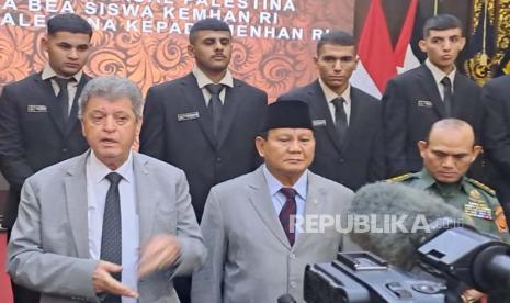 Menteri Pertahanan RI Prabowo Subianto (tengah) saat menerima Mahasiswa Kadet Palestina di Kantor Kemenhan, Jakarta Pusat, Rabu (8/11/2023).