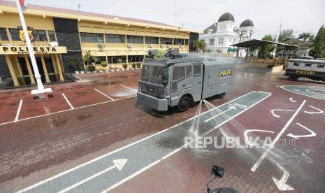 Polresta Banda Aceh menggunakan mobil water canon untuk sterilisasi area perkantoran dan publik di Banda Aceh, Aceh, Kamis (26/3/2020). Sterilisasi dengan penyemprotan cairan disinfektan dilakukan untuk mencegah penularan virus Corona (COVID-19)