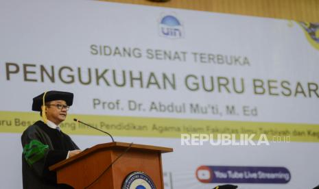  Prof Mu'ti Bersyukur Dua Pemda Izinkan Warga Muhammadiyah Sholat Idul Fitri di Lapangan. Foto: Sekretaris Umum Pimpinan Pusat Muhamadiyah Abdul Muti menyampaikan orasi ilmiah saat sidang Senat terbuka Pengukuhan Guru Besar di Auditorium Harun Nasution Universitas Islam Negeri (UIN) Syarif Hidayatullah, Jakarta, Rabu (2/9). Universitas Islam Negeri (UIN) Syarif Hidayatullah Jakarta menggelar sidang Senat terbuka pengukuhan Abdul Muti sebagai Guru Besar atau Profesor di Bidang Ilmu Pendidikan Agama Islam (PAI) mengangkat tema Pendidikan Agama Islam yang Pluralistis, Basisi Nilai dan Arah Pembaruan. Sidang tersebut dihadiri sejumlah tokoh yaitu mantan Wakil Presiden Republik Indonesia Jusuf Kalla, Menteri Pendidikan dan Kebudayaan Nadiem Makarim, Menteri Koordinator Bidang Pembangunan Manusia dan Kebudayaan Muhadjir Effendy, Wakil Menteri Agama Zainut Tauhid Saadi dan mantan Menteri Agama Lukman Hakim Saifuddin. Republika/Thoudy Badai