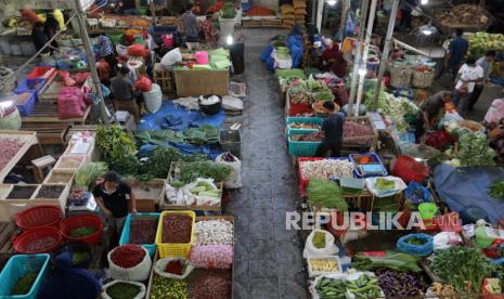 Pedagang memajang barangnya di pasar tradisional. Ilustrasi