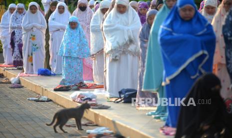 Umat muslim menunaikan Shalat Idul Fitri 1444H  di Masjid Raya Sheikh Zayed, Surakarta, Jawa Tengah, Sabtu (22/4/2023). Pada tahun ini umat Muslim merayakan Idul Fitri 1444H pada hari  yang berbeda, yakni Jumat (21/4/2023) dan Sabtu (22/4/2023). Shalat Idul Fitri di Masjid Raya Sheikh Zayed merupakan yang pertama usai peresmian pada April silam.