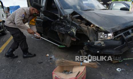 Polisi melakukan identifikasi di lokasi kecelakaan beruntun (ilustrasi)