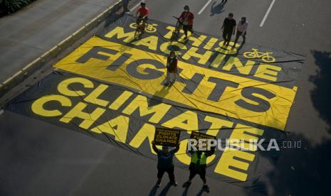 Aktivis Greenpeace membentangkan poster dan spanduk dalam aksi memperingati Hari Lingkungan Hidup Sedunia dan Hari Sepeda Sedunia di Jalan Sudirman, Semanggi, Jakarta, Ahad (5/6/2022). Aksi bersama Greenpeace dan Bike2Work tersebut bertujuan mendorong agar sepeda menjadi solusi pembangunan rendah karbon dan Jakarta menjadi kota ramah bagi pengguna sepeda.Prayogi/Republika.