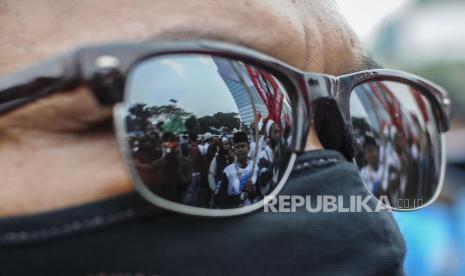 Sejumlah massa melakukan aksi unjuk rasa menolak RUU Haluan Ideologi Pancasila (HIP) di depan Gedung DPR, Jakarta, Rabu, (24/6). Massa yang tergabung dalam Aliansi Nasional Anti Komunis tersebut menolak Rancangan Undang-Undang (RUU) Haluan Ideologi Pancasila (HIP) agar segera dicabut dan dibatalkan dari prolegnas. Republika/Putra M. Akbar