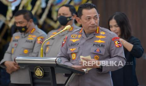 Kapolri Jenderal Pol Listyo Sigit Prabowo menyampaikan keterangan pers terkait kasus yang melibatkan mantan Kapolda Sumatera Barat Irjen Teddy Minahasa di Rupatama Mabes Polri, Jakarta, Jumat (14/10/2022). Kapolri Jenderal Listyo Sigit Prabowo telah mengonfirmasi bahwa Teddy Minahasa diduga terjerat dalam pusaran kasus narkoba serta kini telah ditahan dan menjalani penempatan khusus. Ketum Muhammadiyah: Bersih-Bersih Polri Perlu Dukungan Publik