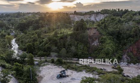 Foto udara lokasi pompa angguk dan Stasiun Pengumpul Juwata di Juata Kelikir, Tarakan, Kalimantan Utara, Kamis (20/10/2022). PT Pertamina Hulu Indonesia Regional 3 Zona 10 Tarakan Field saat ini mampu memproduksi minyak 1.920 barrel per hari (BPOD) dan mampu memproduksi gas mencapai 2,2 juta kaki kubik per hari (MMscfd) diharapkan mampu memenuhi target SKK Migas untuk produksi minyak 1 juta barrel per hari pada tahun 2030. 